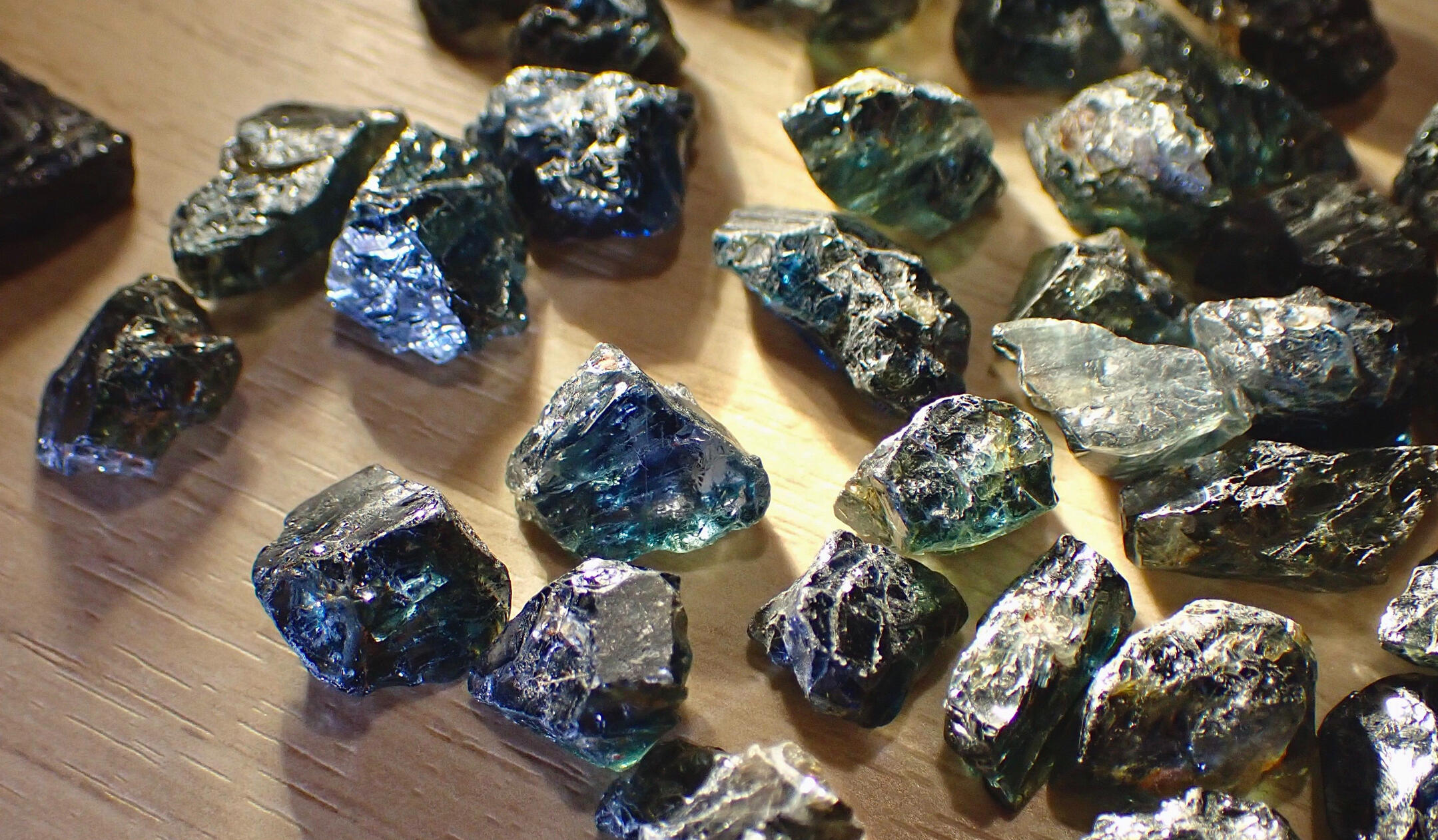 モロッコ産の色鮮やかなアズライト。